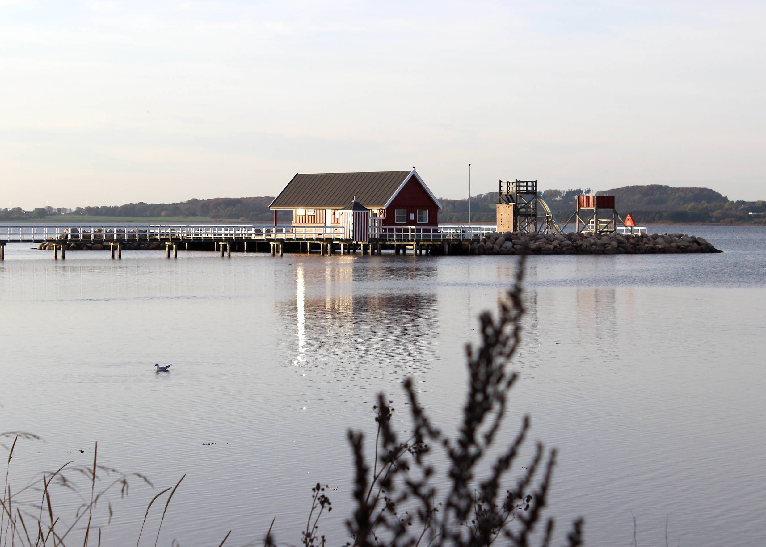 Holzhaus im Wasser an einem langen Steg