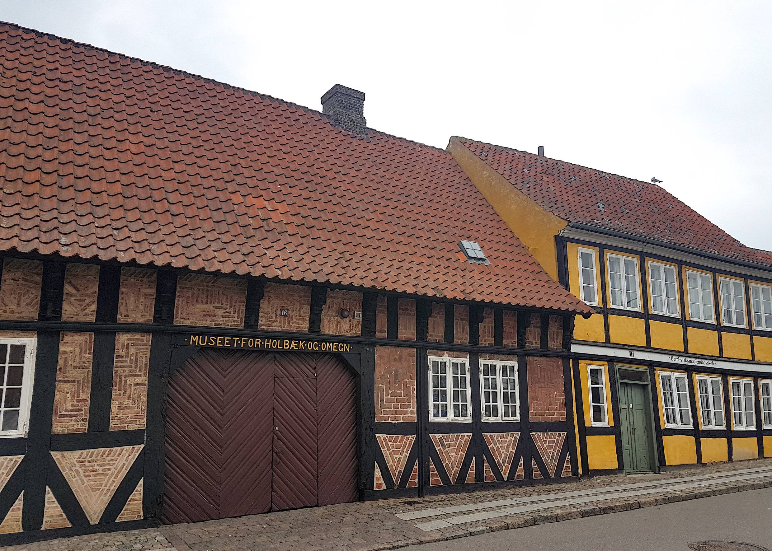 Zwei alte Fachwerkhäuser an einer Straße