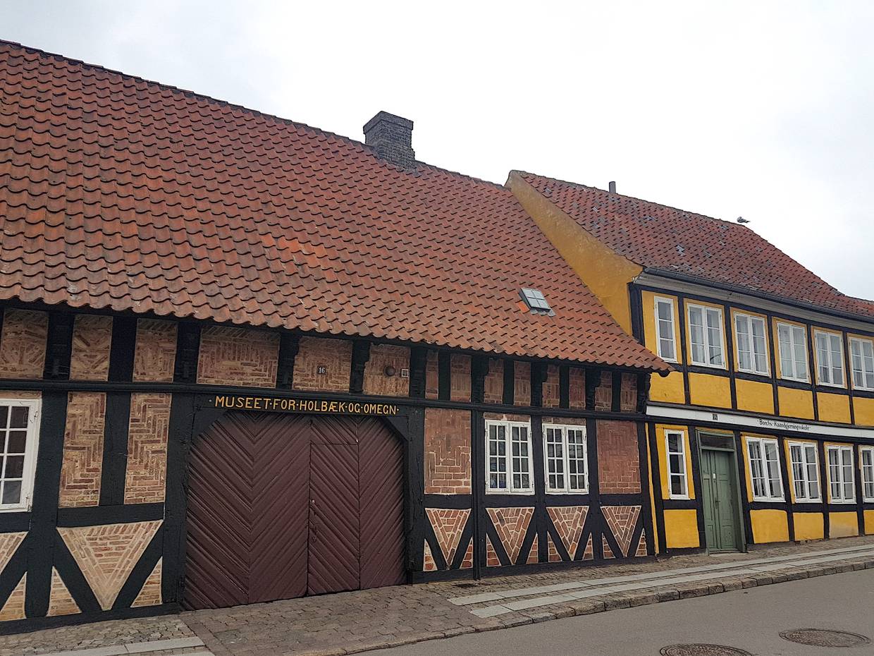 Zwei alte Fachwerkhäuser an einer Straße