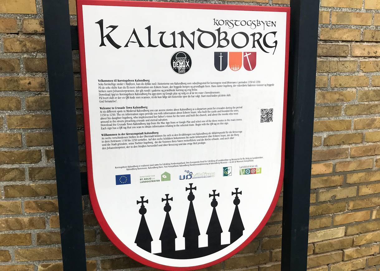 Schrifttafel mit dänsicher Erklärung zu Sehenswürdigkeiten in Kalundborg