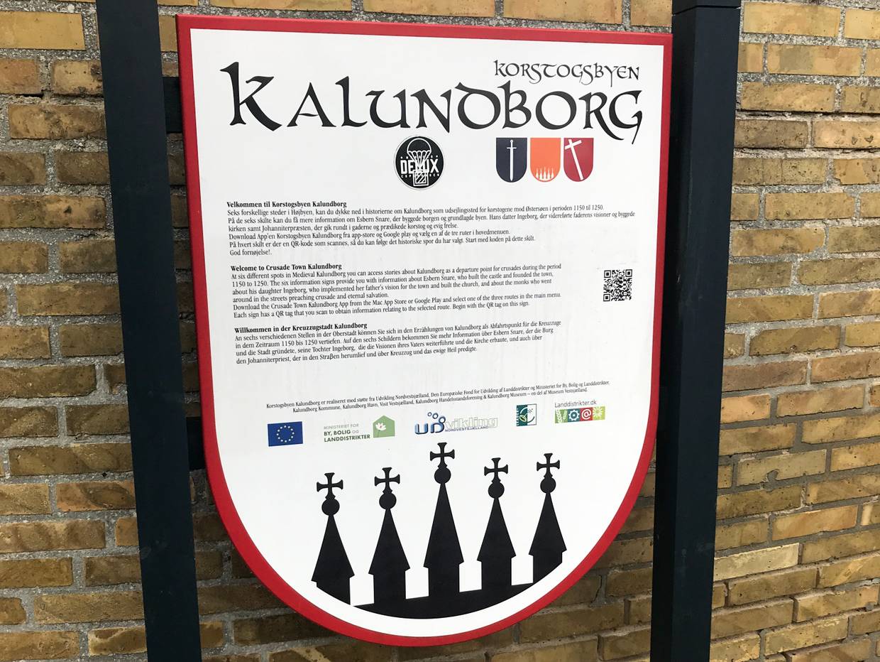 Schrifttafel mit dänsicher Erklärung zu Sehenswürdigkeiten in Kalundborg