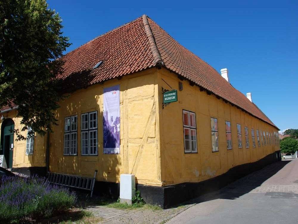 Gelbes, sehr altes Fachwwerkhaus