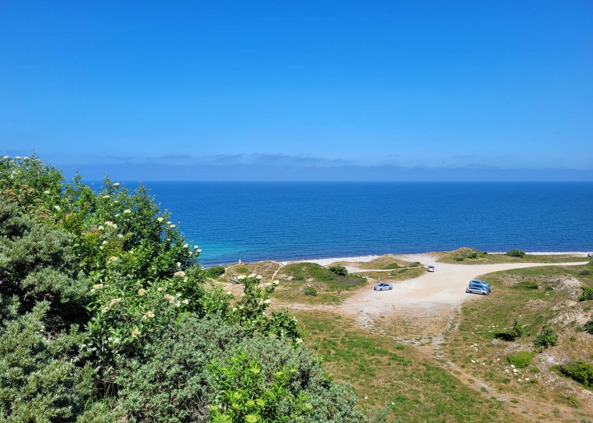 Blick vom Steinbruch auf den darunter liegenden Parkplatz