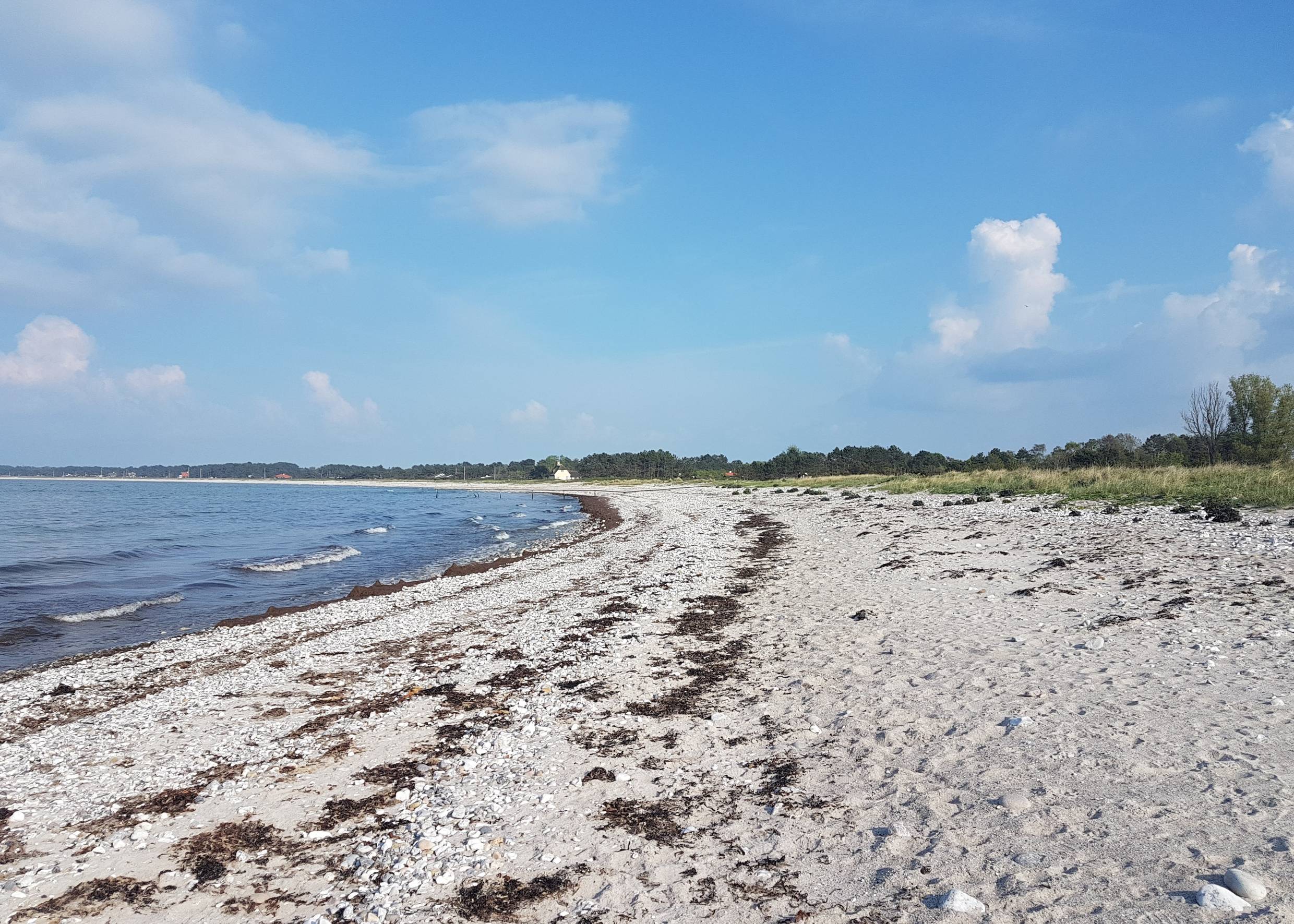 Runde Bucht mit Sand-Steinstrand