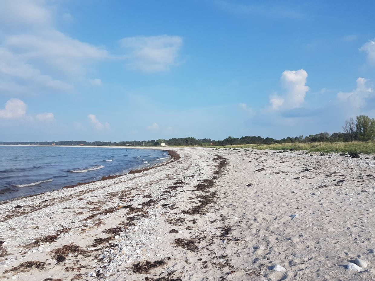Runde Bucht mit Sand-Steinstrand
