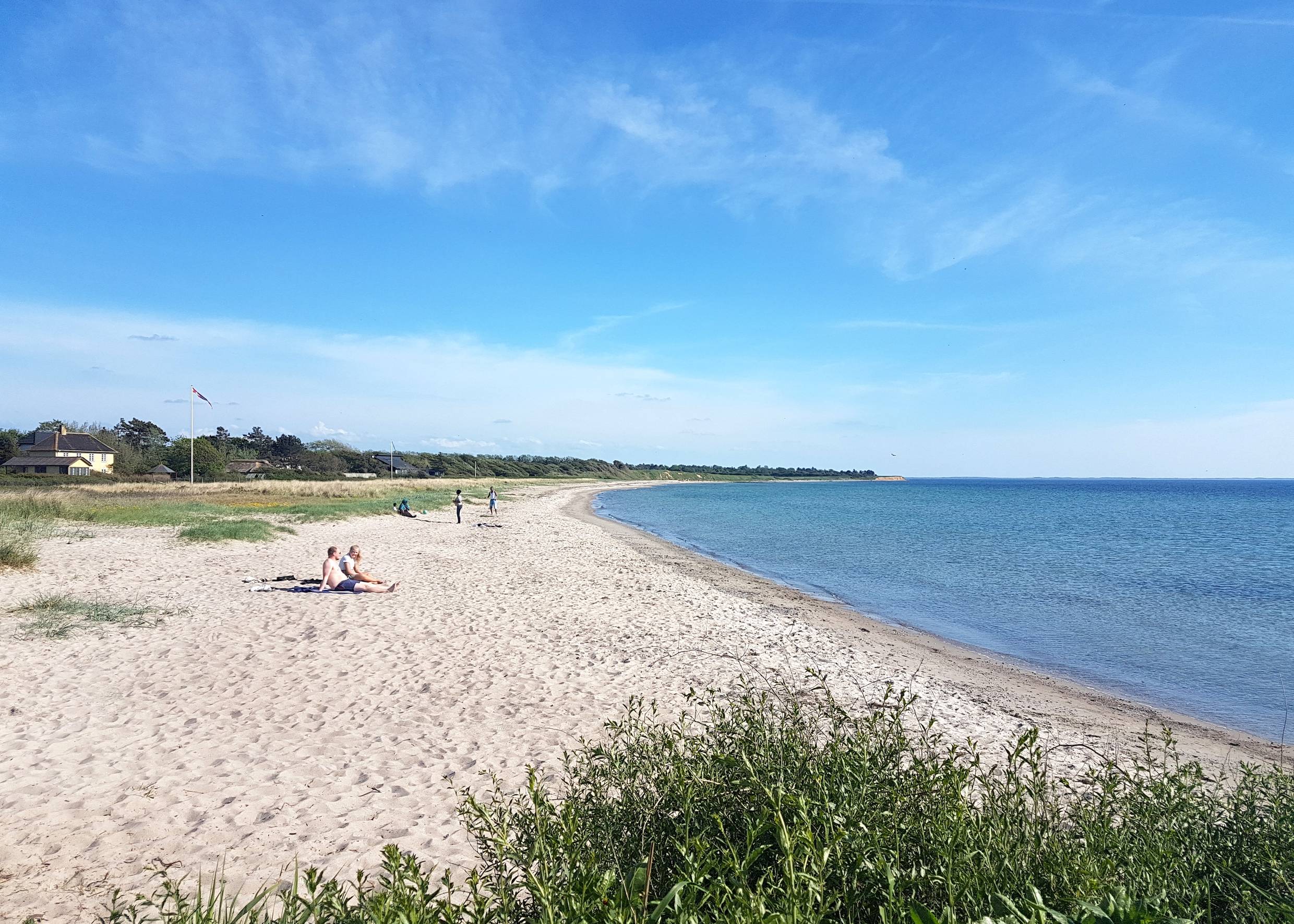 Sandstrand mit einigen Badegästen 