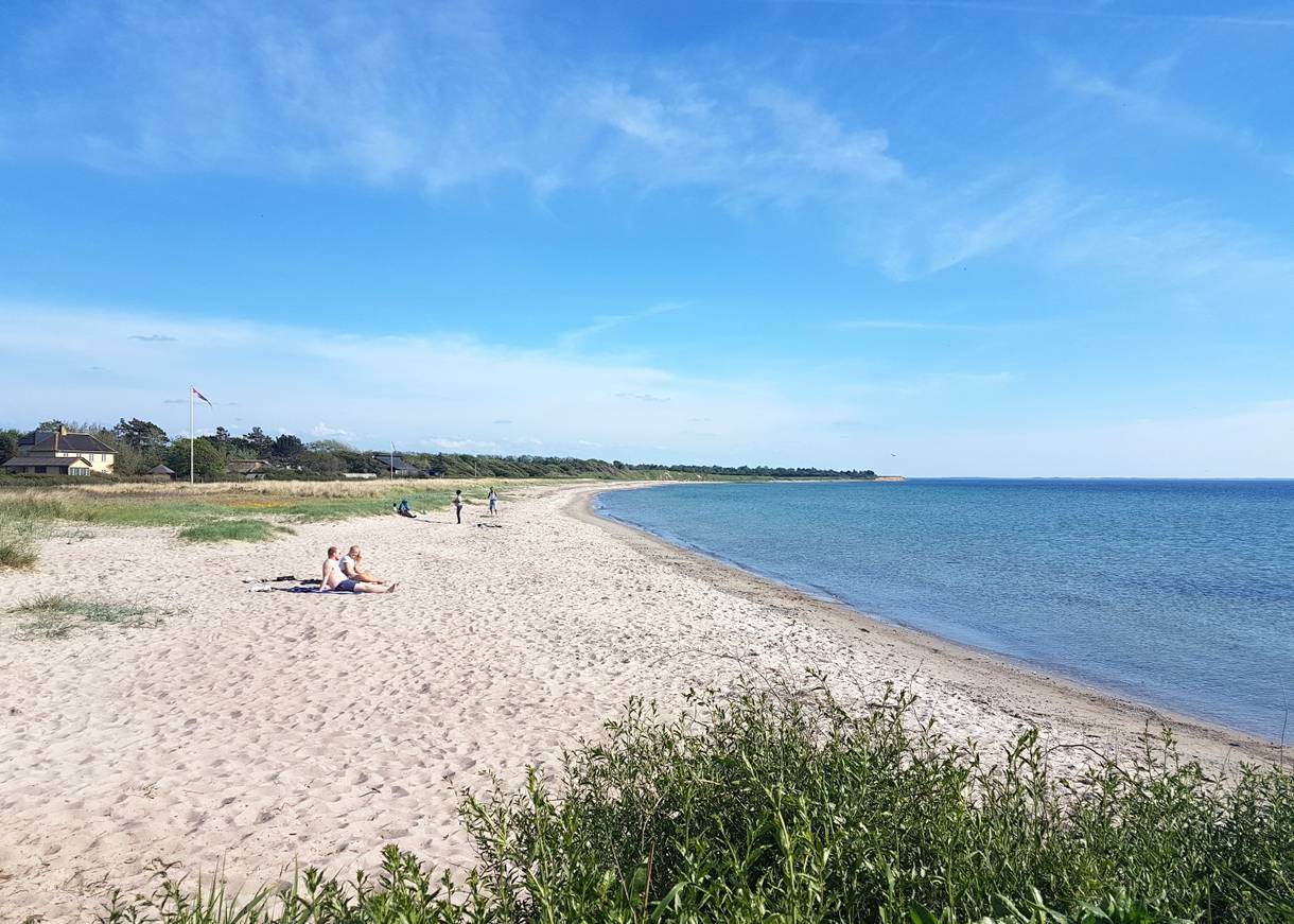 Sandstrand mit einigen Badegästen 