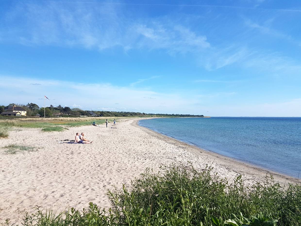 Sandstrand mit einigen Badegästen 