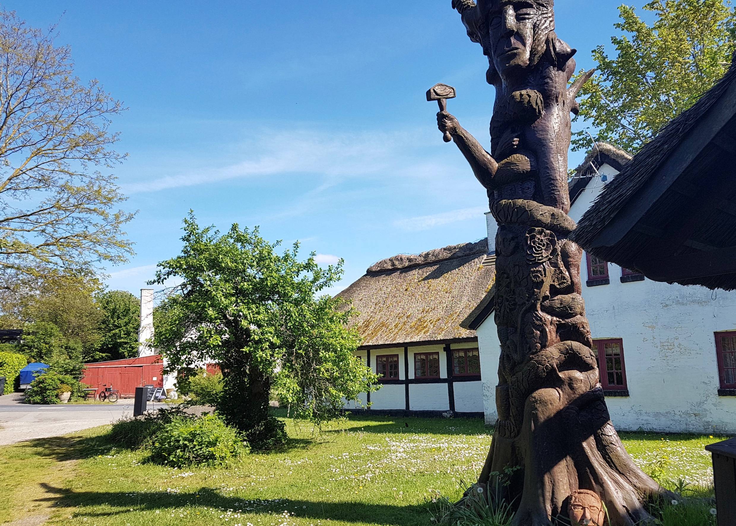 Schnitzereien an einem alten Baumstamm