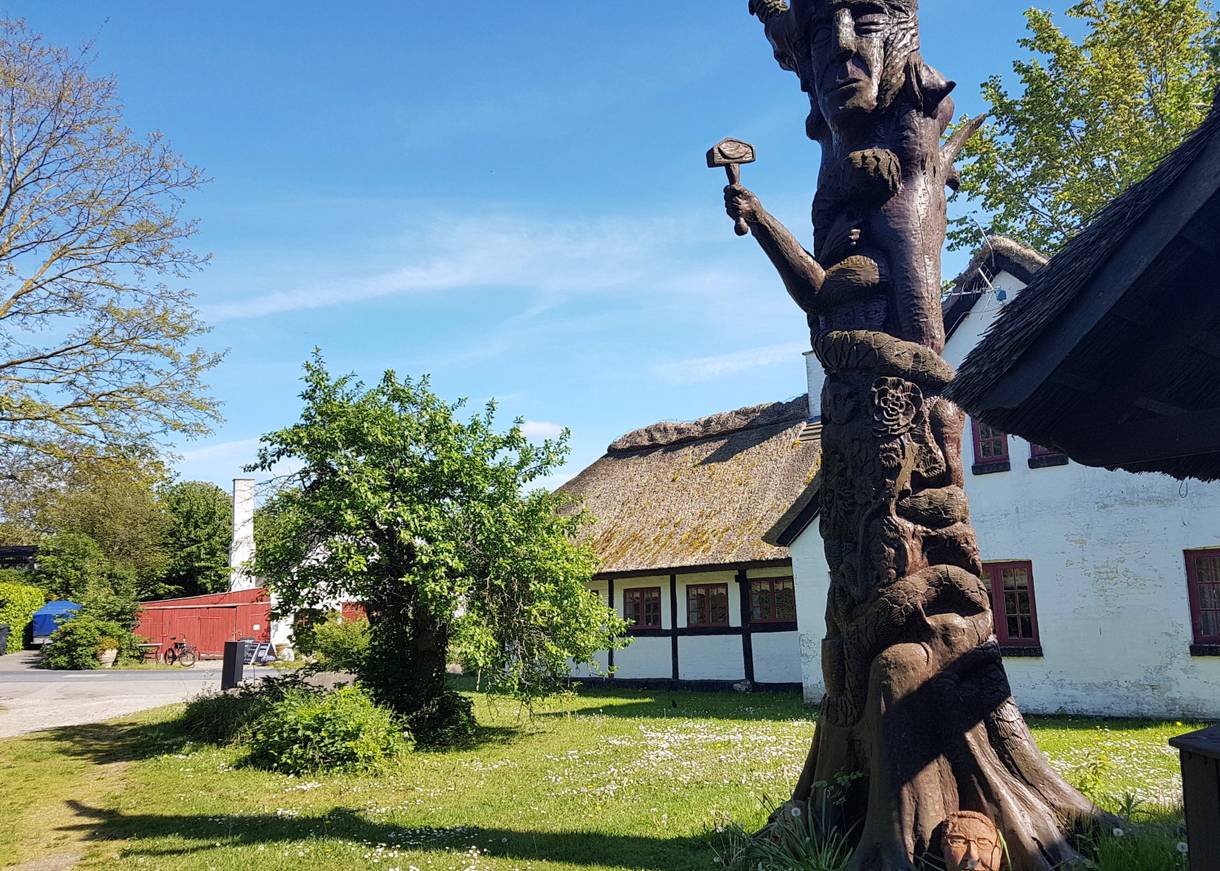 Schnitzereien an einem alten Baumstamm