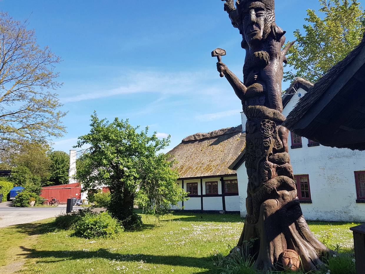 Schnitzereien an einem alten Baumstamm