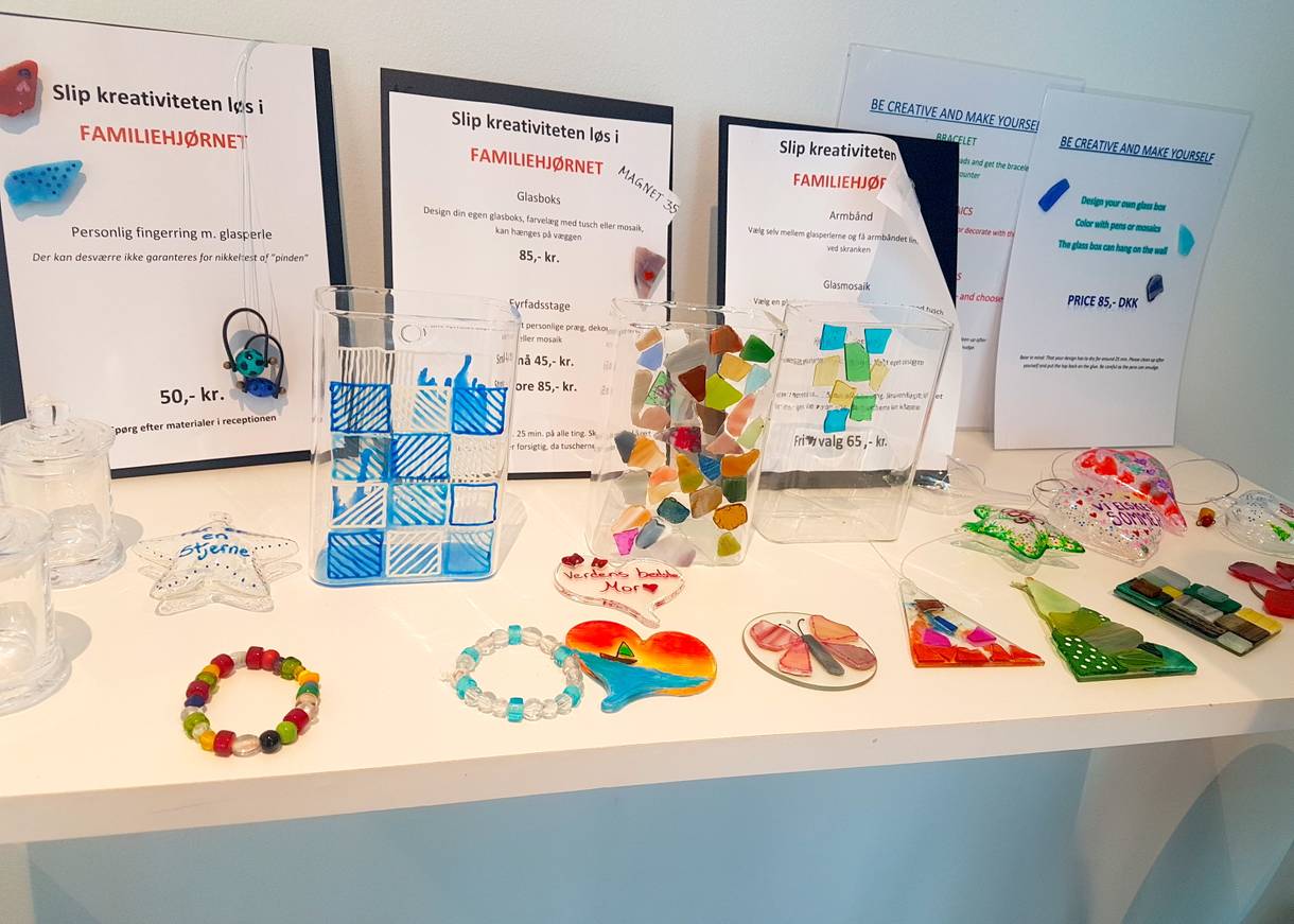 Verschiedene Bastelangebote mit Glasperlen und Mosaiken