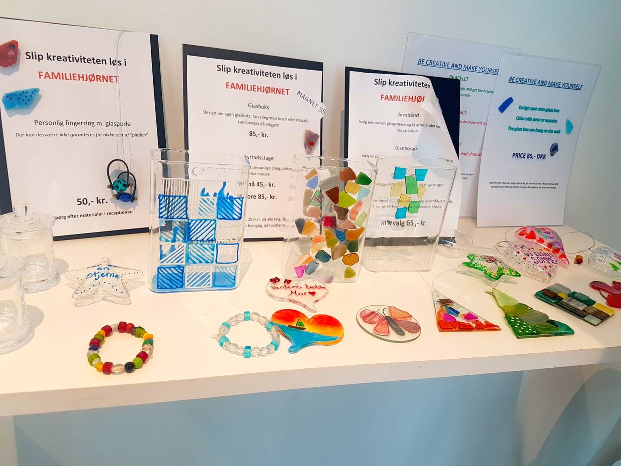 Verschiedene Bastelangebote mit Glasperlen und Mosaiken