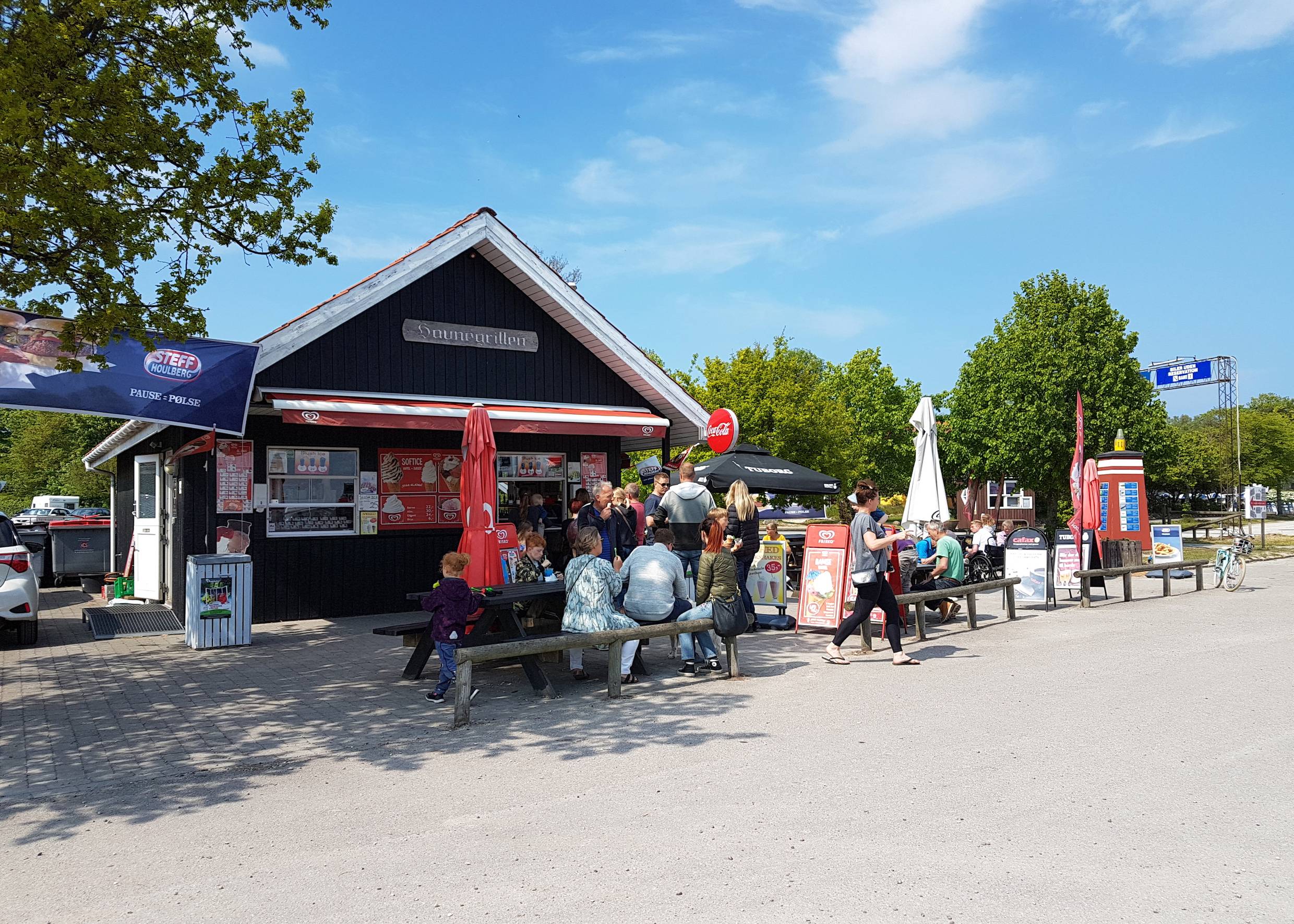 Imbiss und Eisbar am Hafen mit vielen Gästen