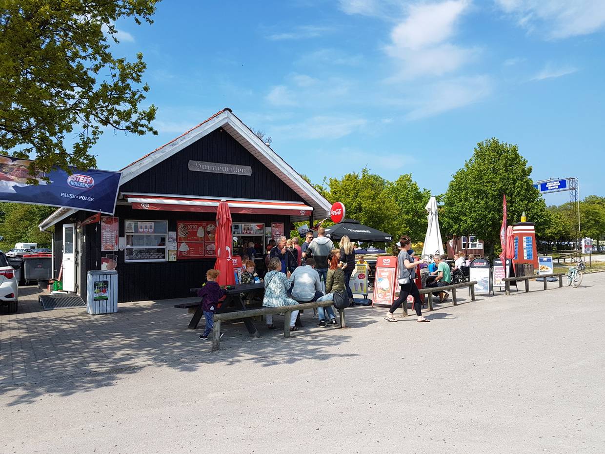 Imbiss und Eisbar am Hafen mit vielen Gästen