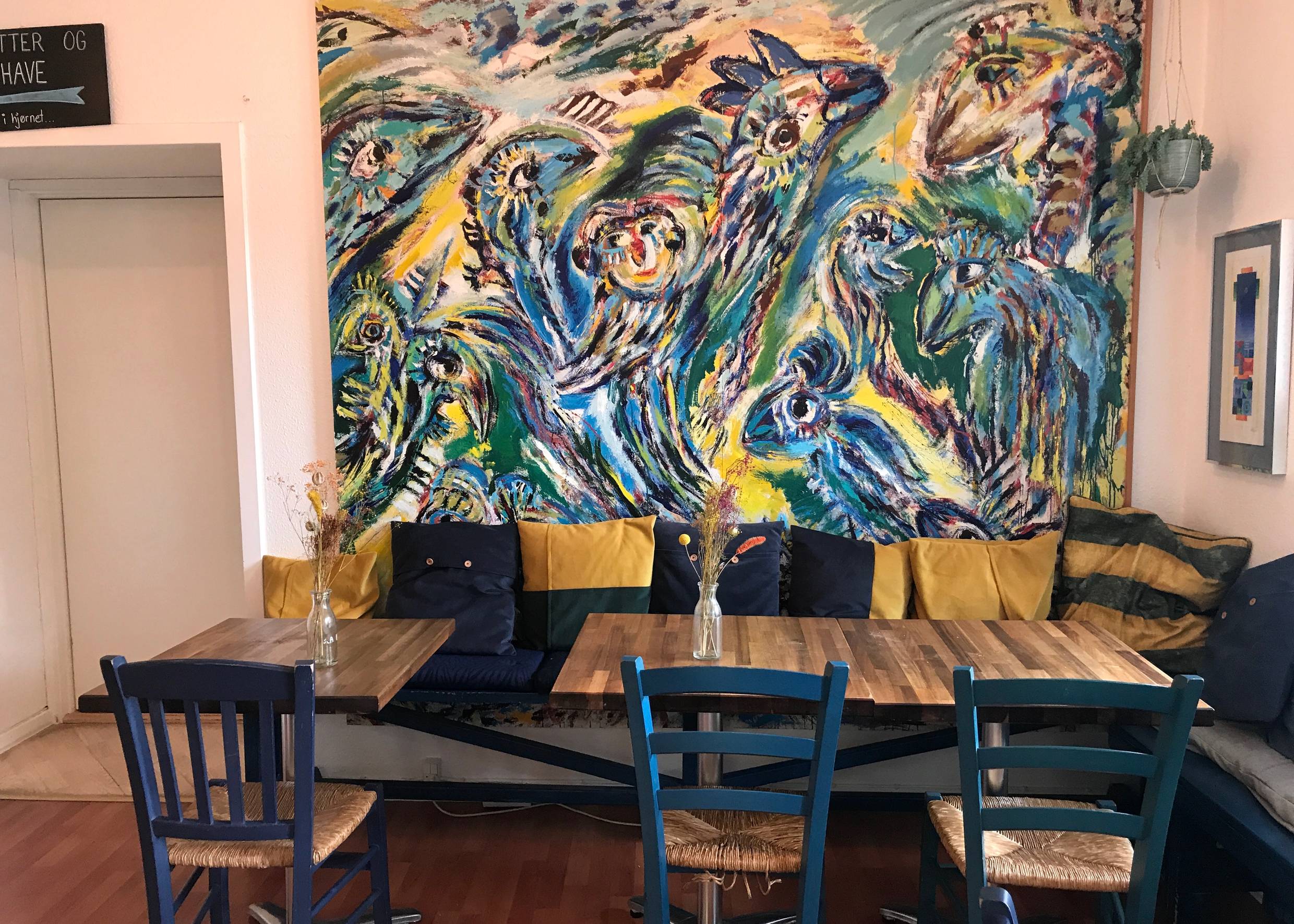Großes, modernes Wandgemälden im Restaurant