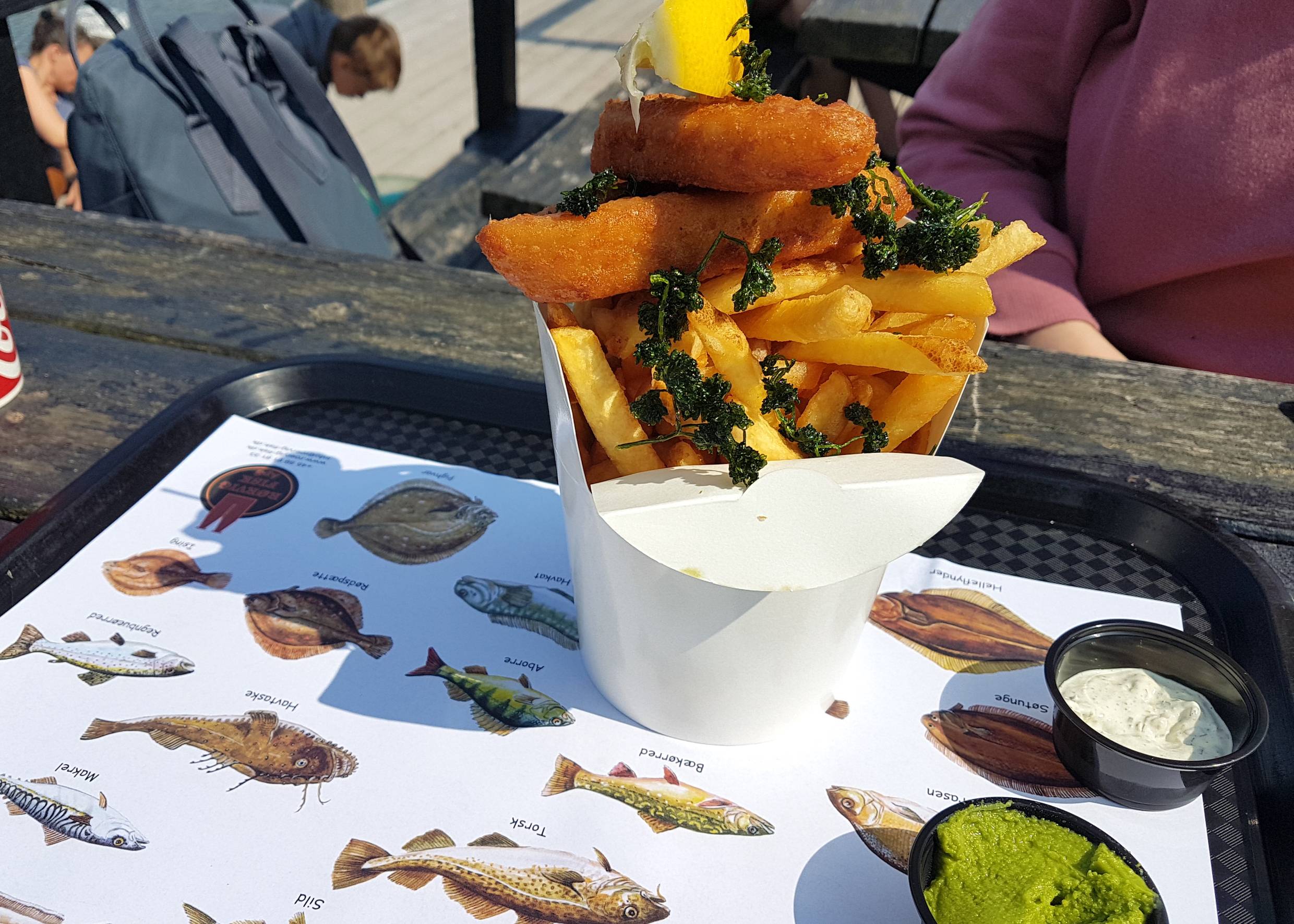 Fish and Chips auf einem Tablett am Imbiss im Hafen