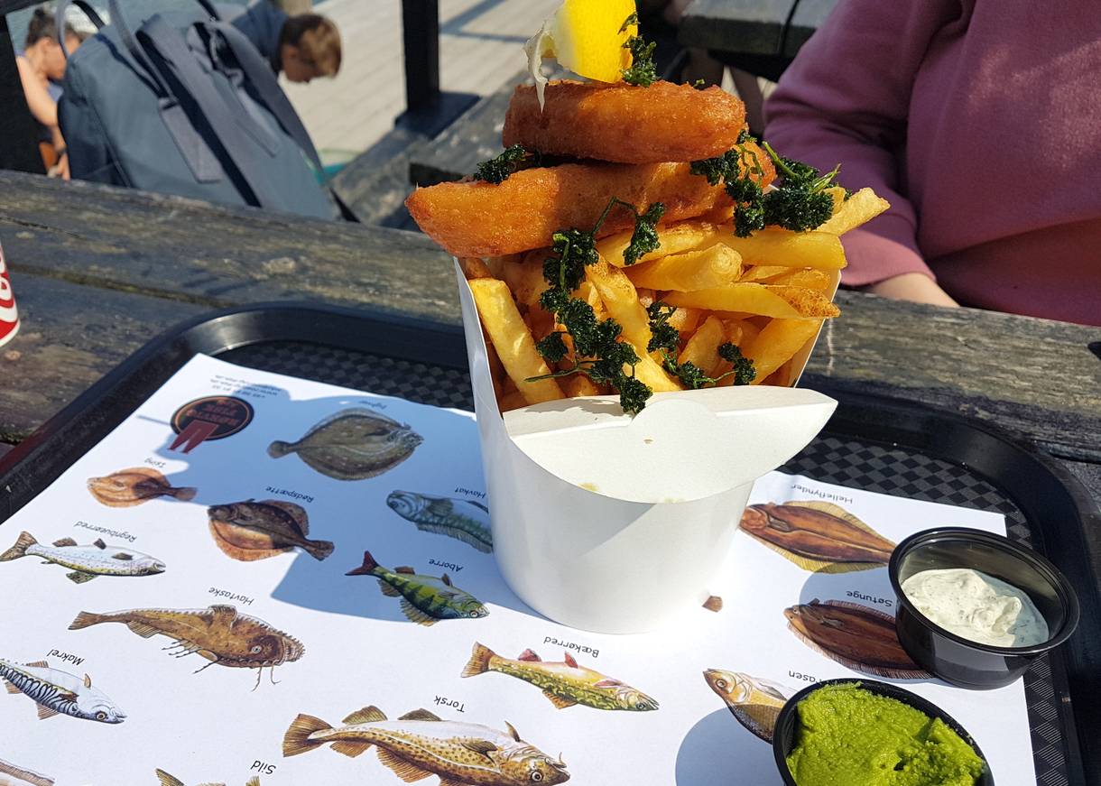 Fish and Chips auf einem Tablett am Imbiss im Hafen