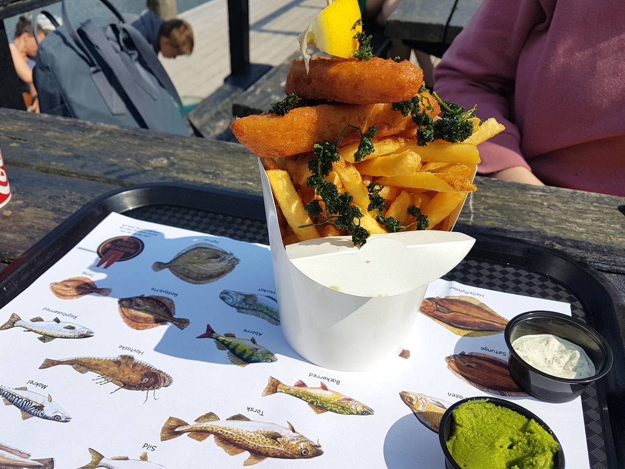 Fish and Chips auf einem Tablett am Imbiss im Hafen