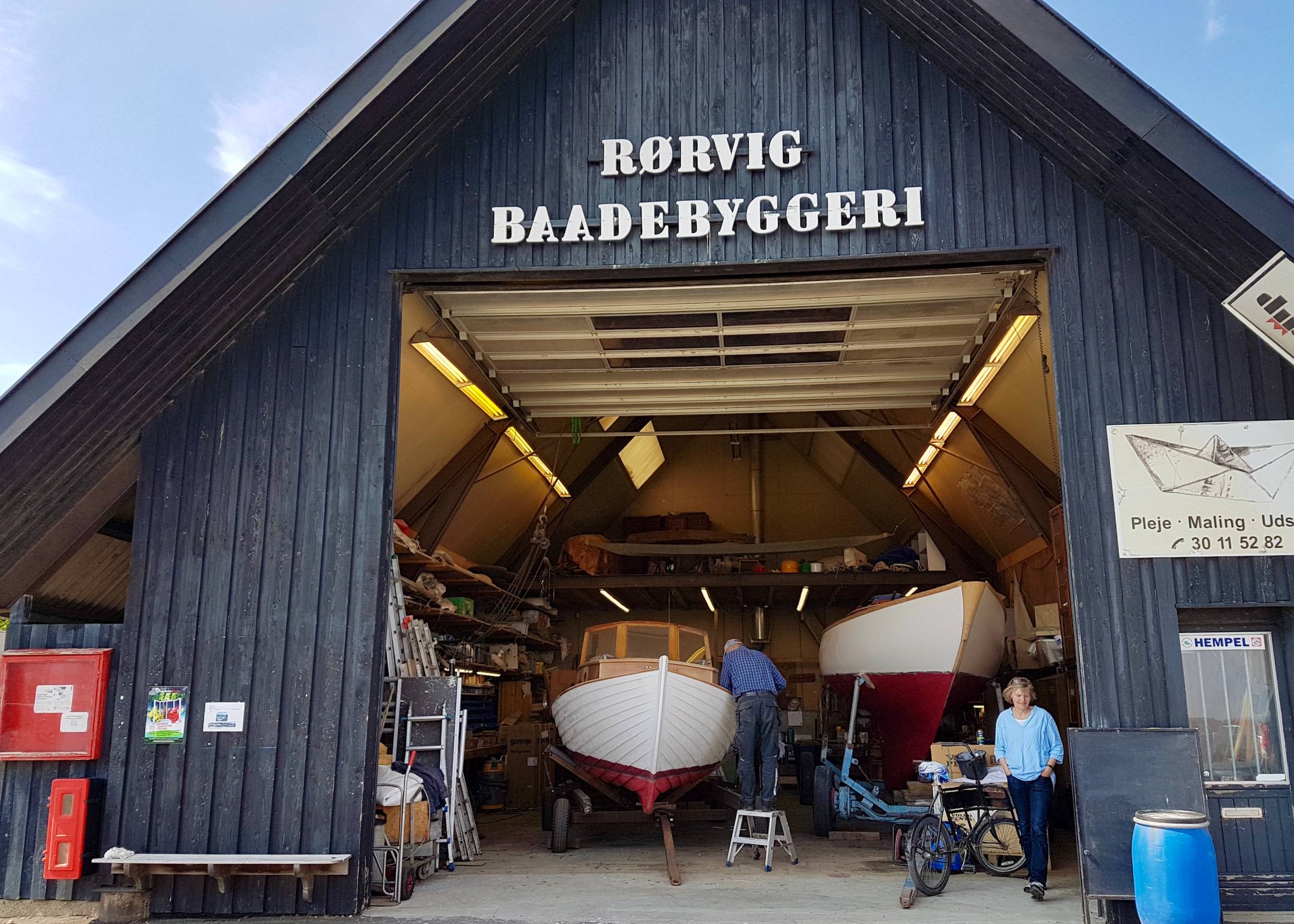 Offene Bootswerft mit einem Holzboot