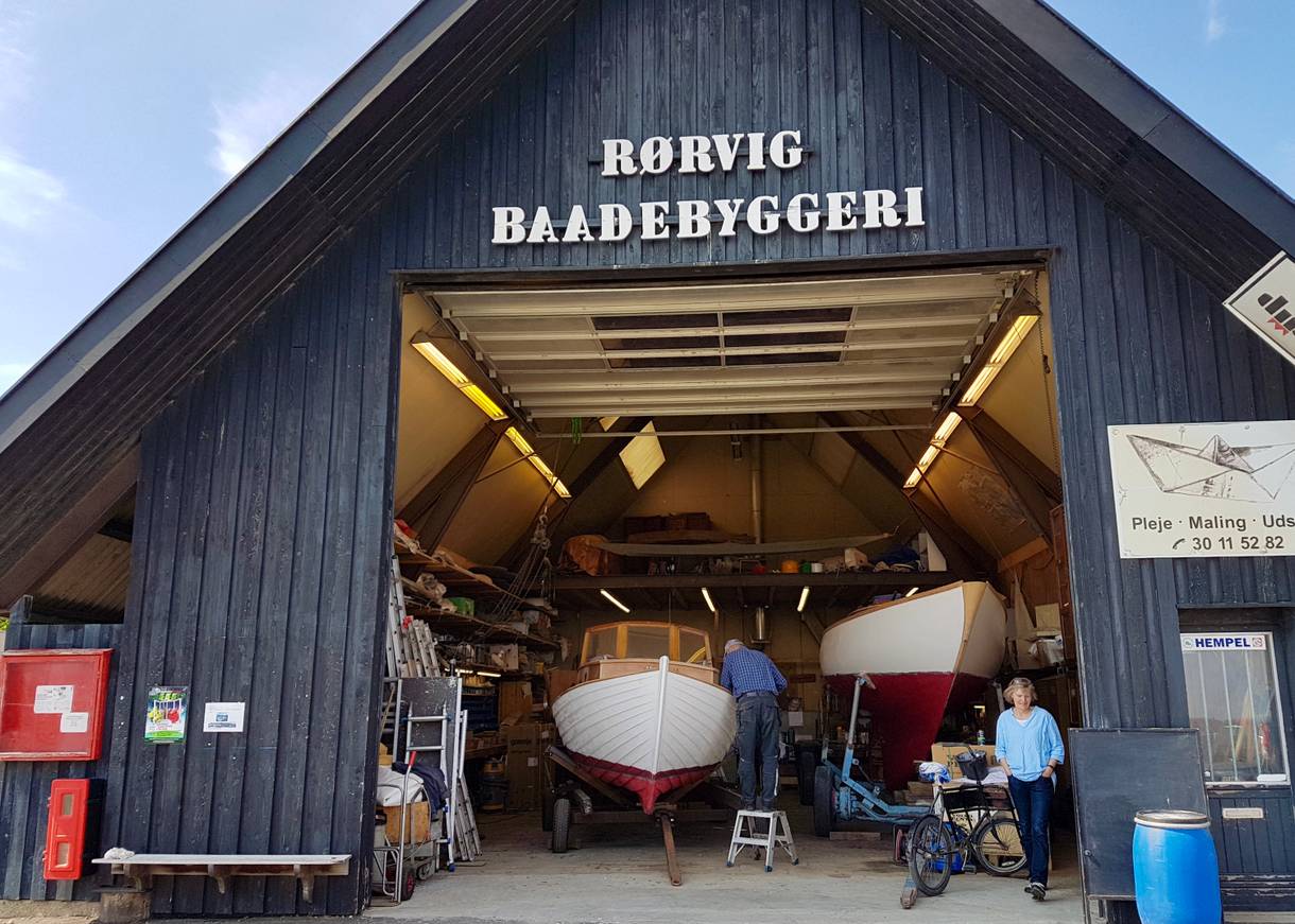 Offene Bootswerft mit einem Holzboot