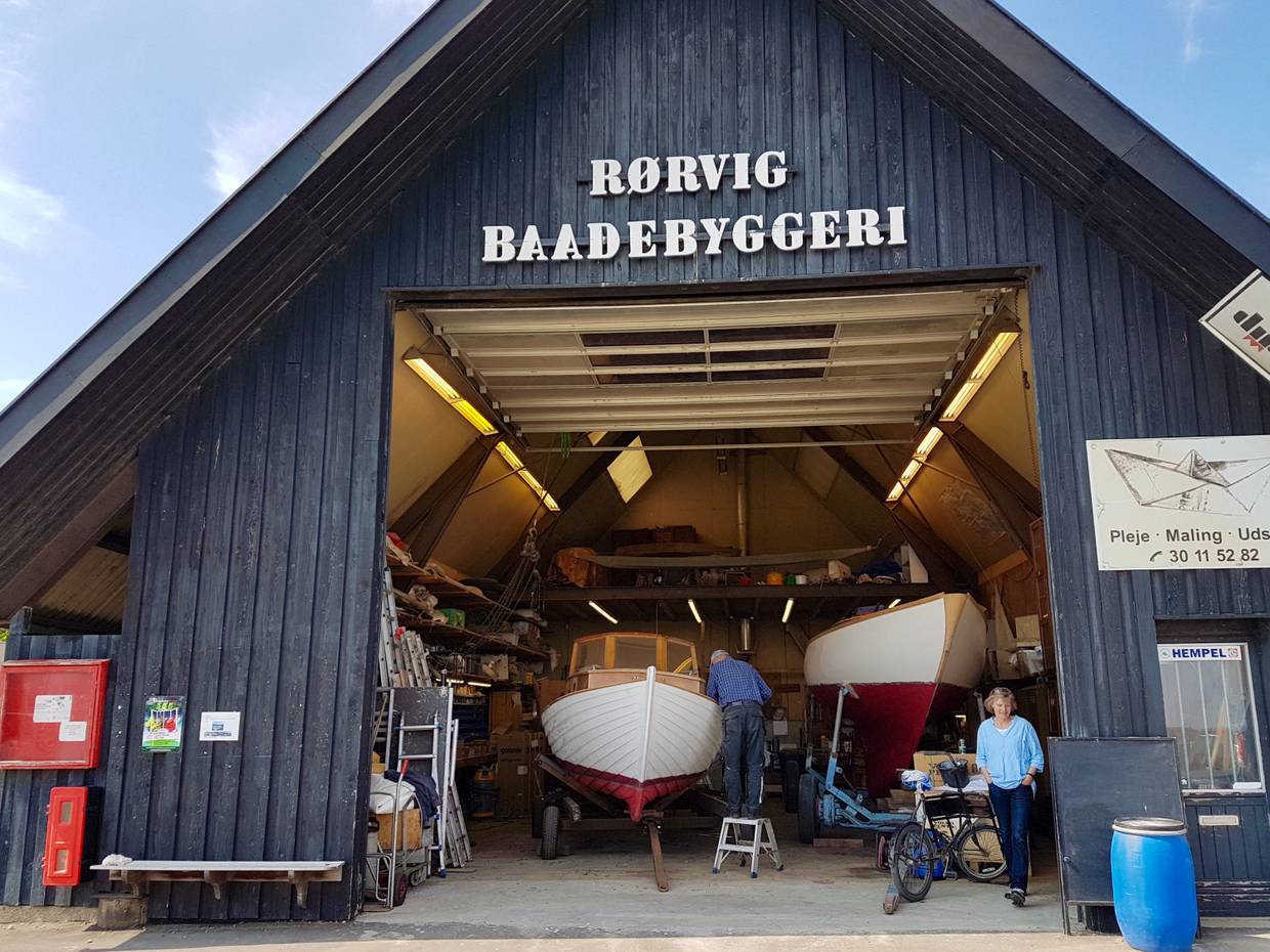 Offene Bootswerft mit einem Holzboot
