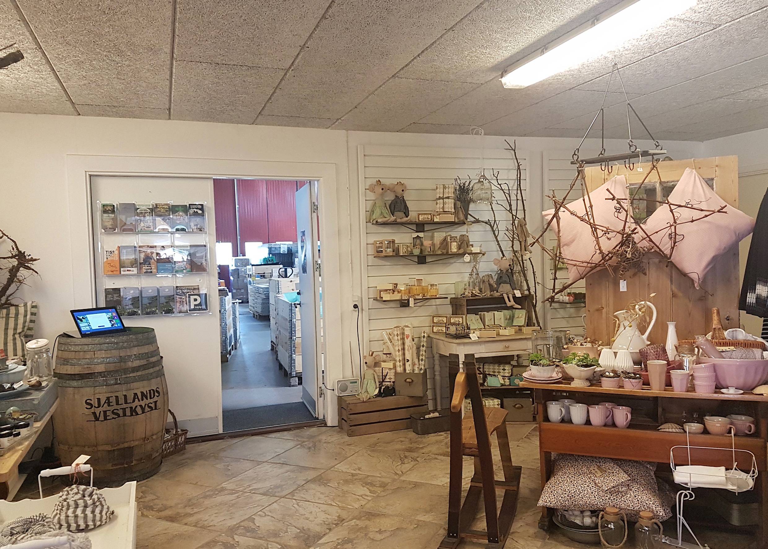 Hofladen mit rosa Dekartikeln und eine Ecke mit Touristeninformationen
