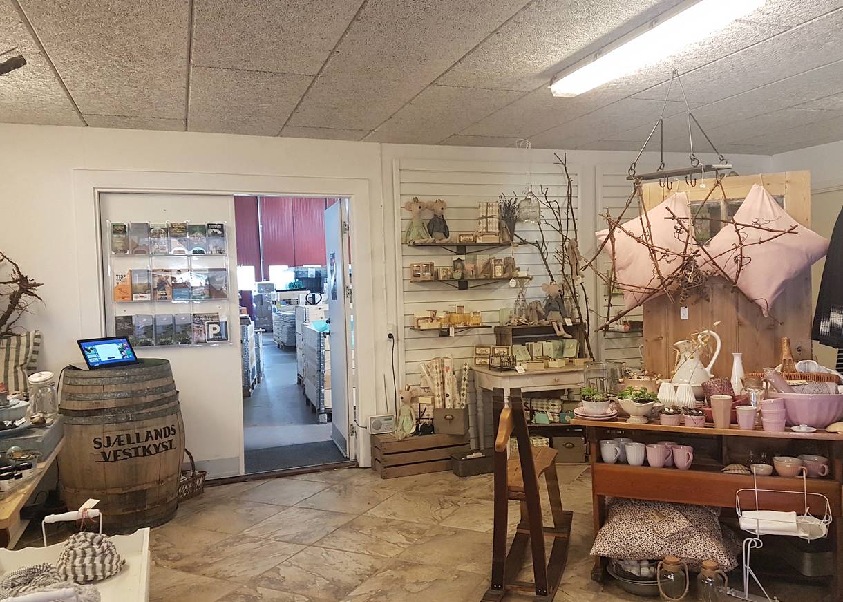 Hofladen mit rosa Dekartikeln und eine Ecke mit Touristeninformationen