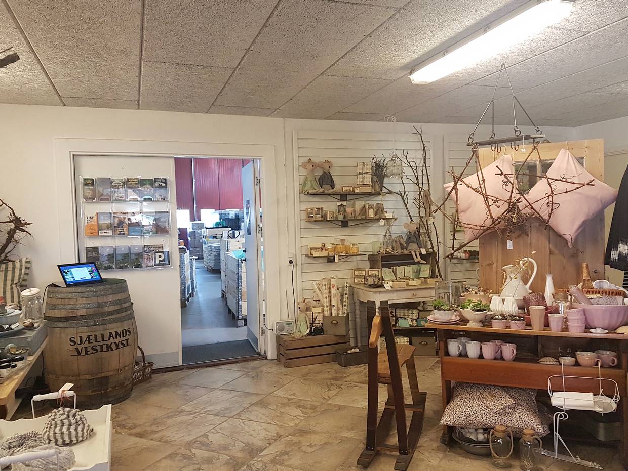 Hofladen mit rosa Dekartikeln und eine Ecke mit Touristeninformationen