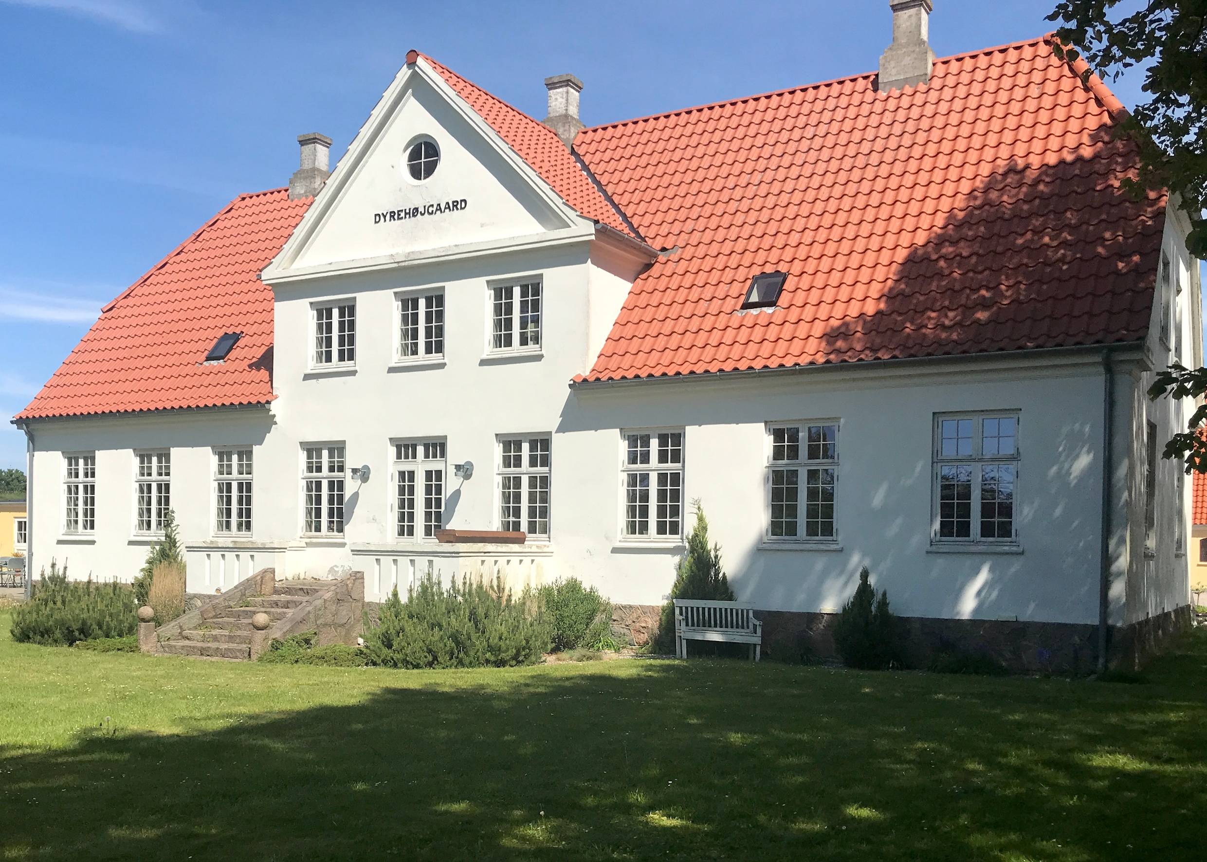 Weißen Gutshaus zwischen den Bäumen