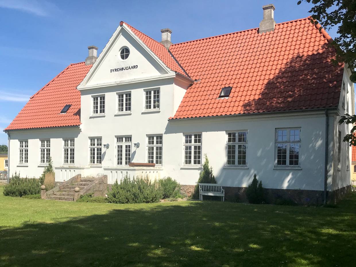 Weißen Gutshaus zwischen den Bäumen