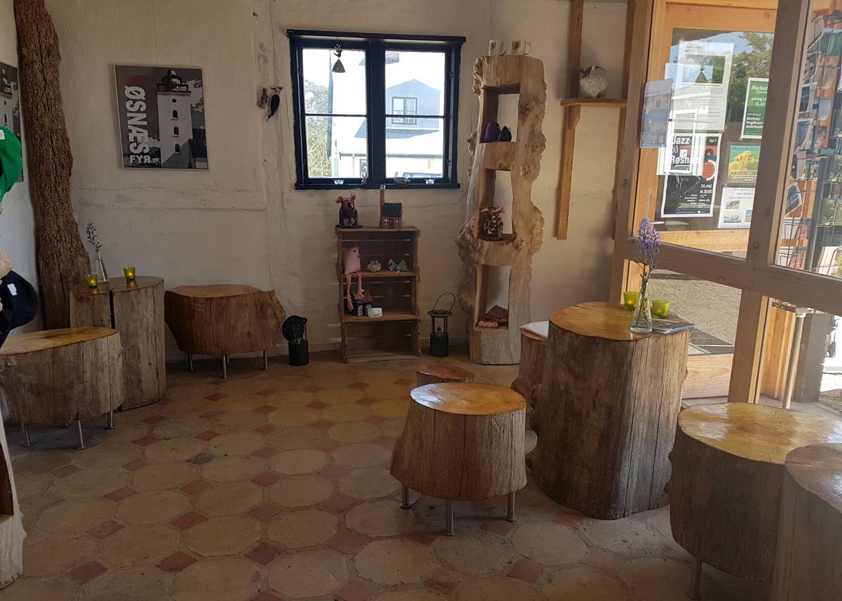 Café mit Baumstämmen als Sitzplätze