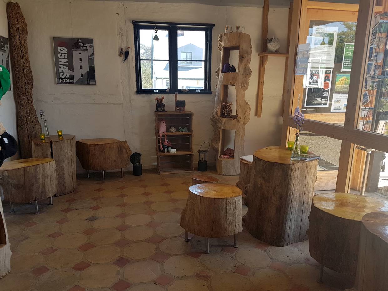 Café mit Baumstämmen als Sitzplätze