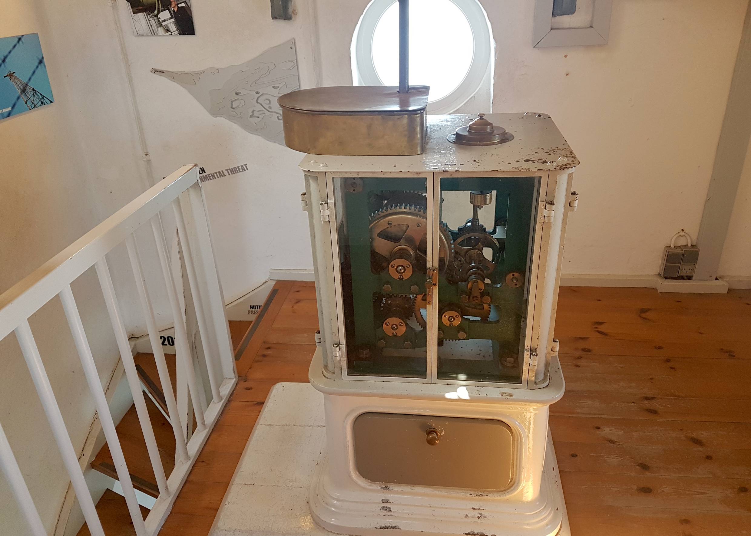 Treppenhaus mit einem Uhrwerk