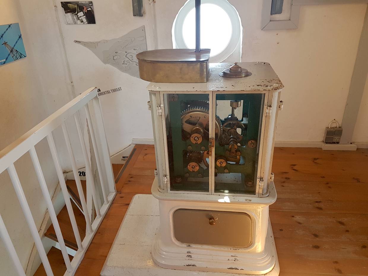 Treppenhaus mit einem Uhrwerk