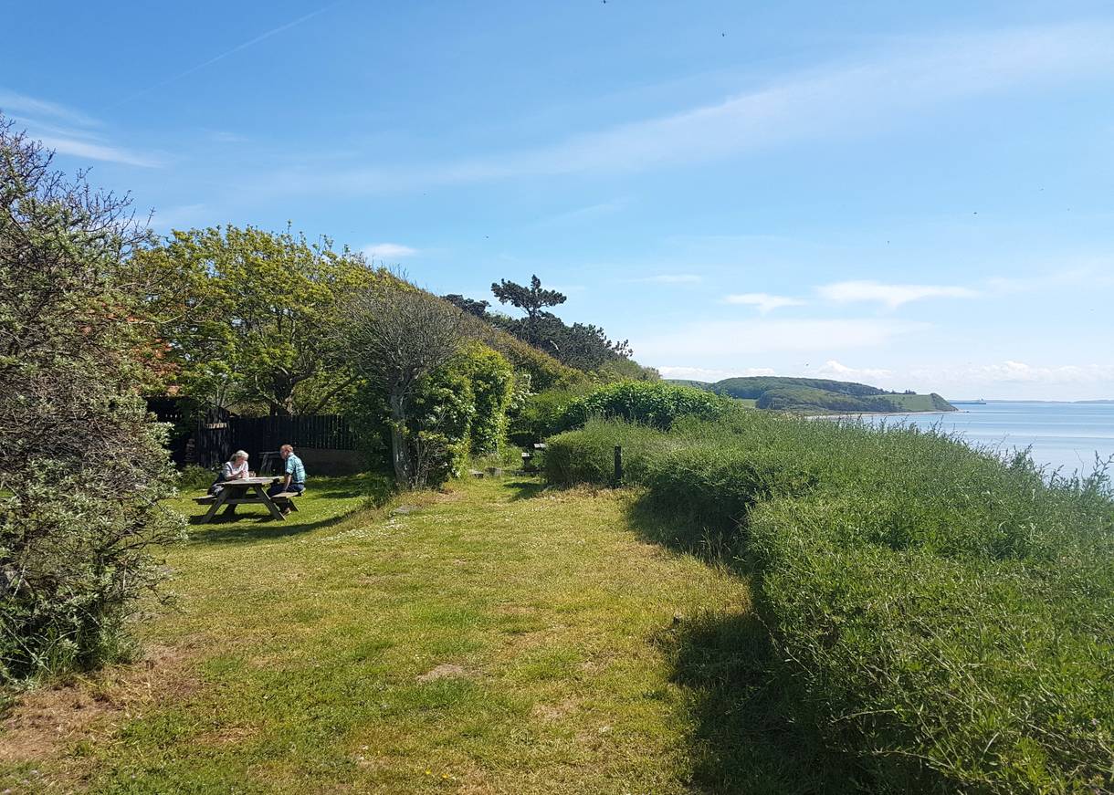 Picknickplatz im Garten des Leuchtturms