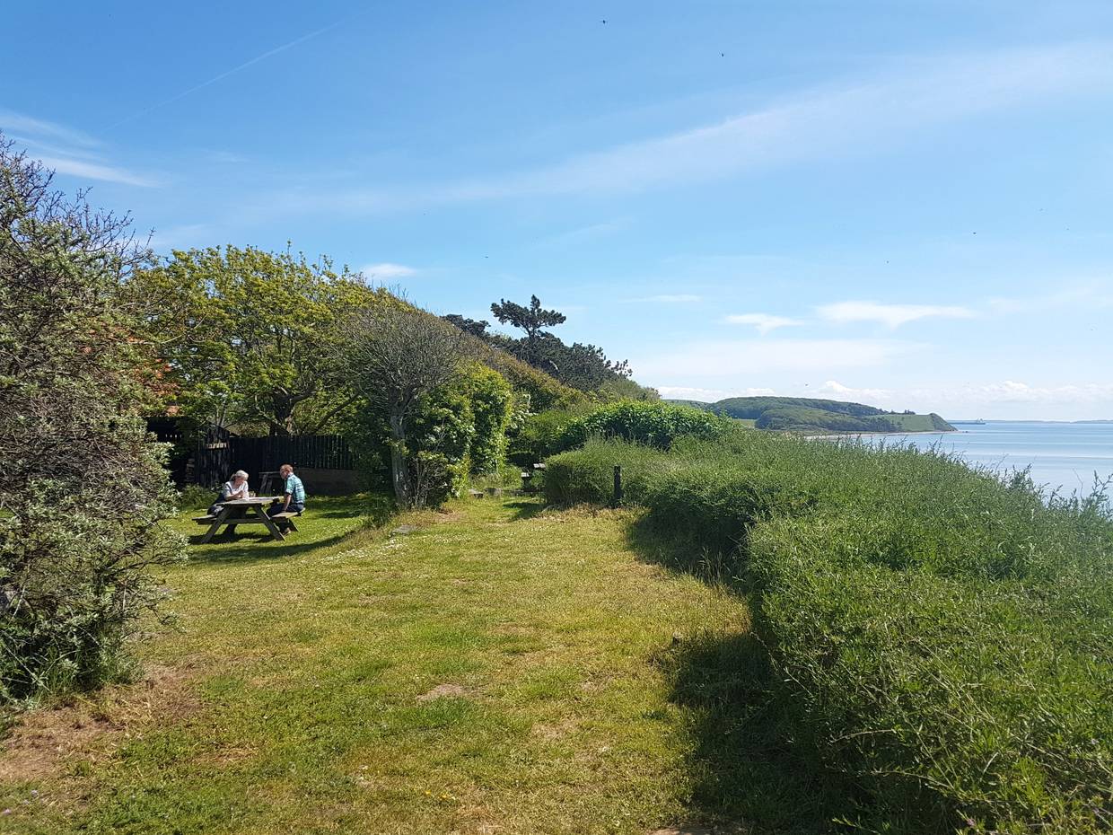 Picknickplatz im Garten des Leuchtturms