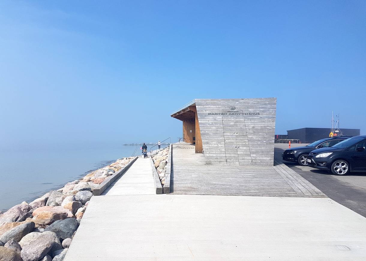 Modernes Holzhaus am Wasser