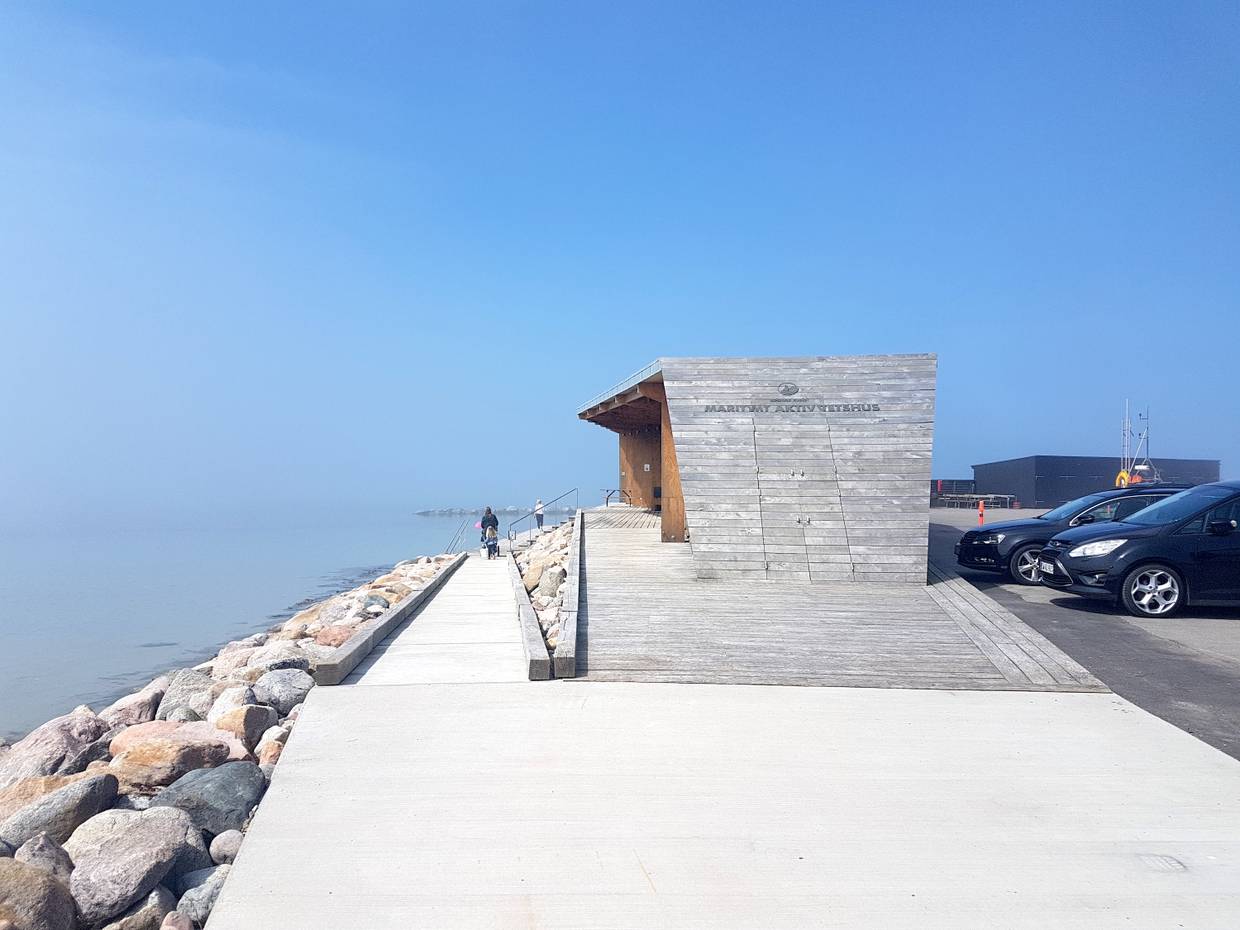 Modernes Holzhaus am Wasser