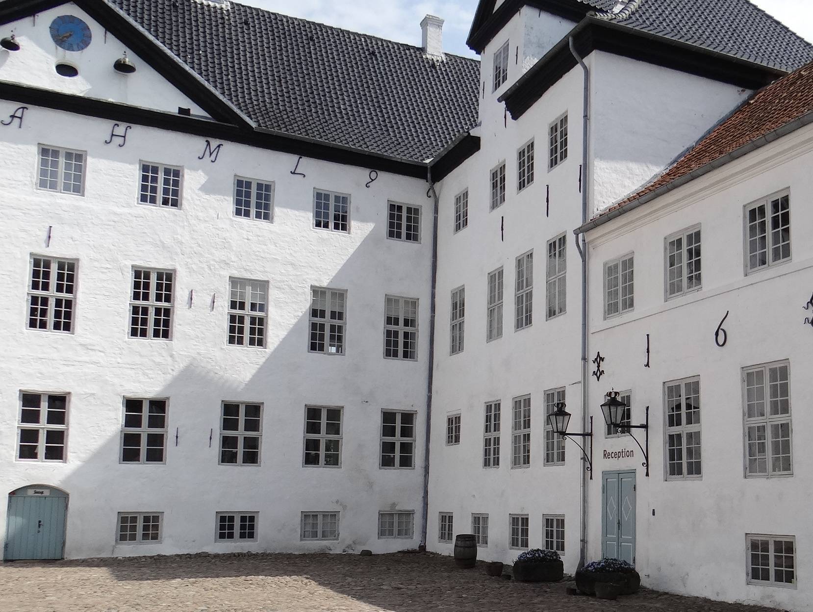 Innenhof eines weißen Schlosses