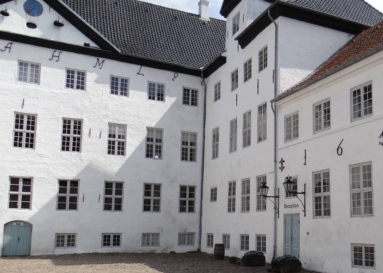 Innenhof eines weißen Schlosses