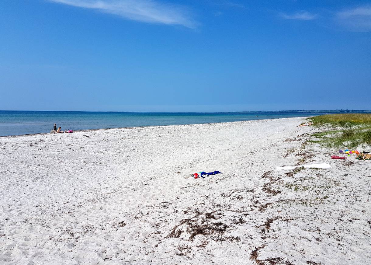 Blick über einen langen Sandstrand