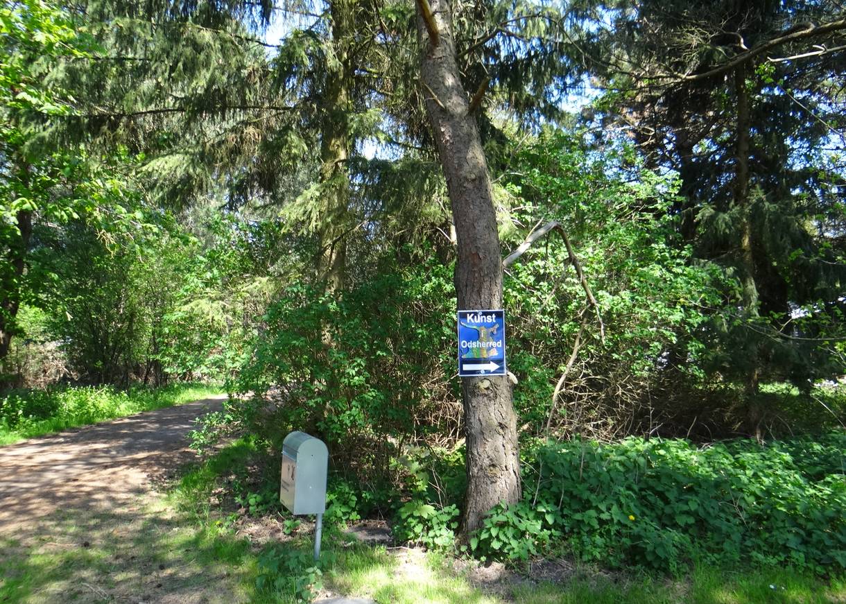 Hinweisschld zur Kunstausstellung an einem Baum