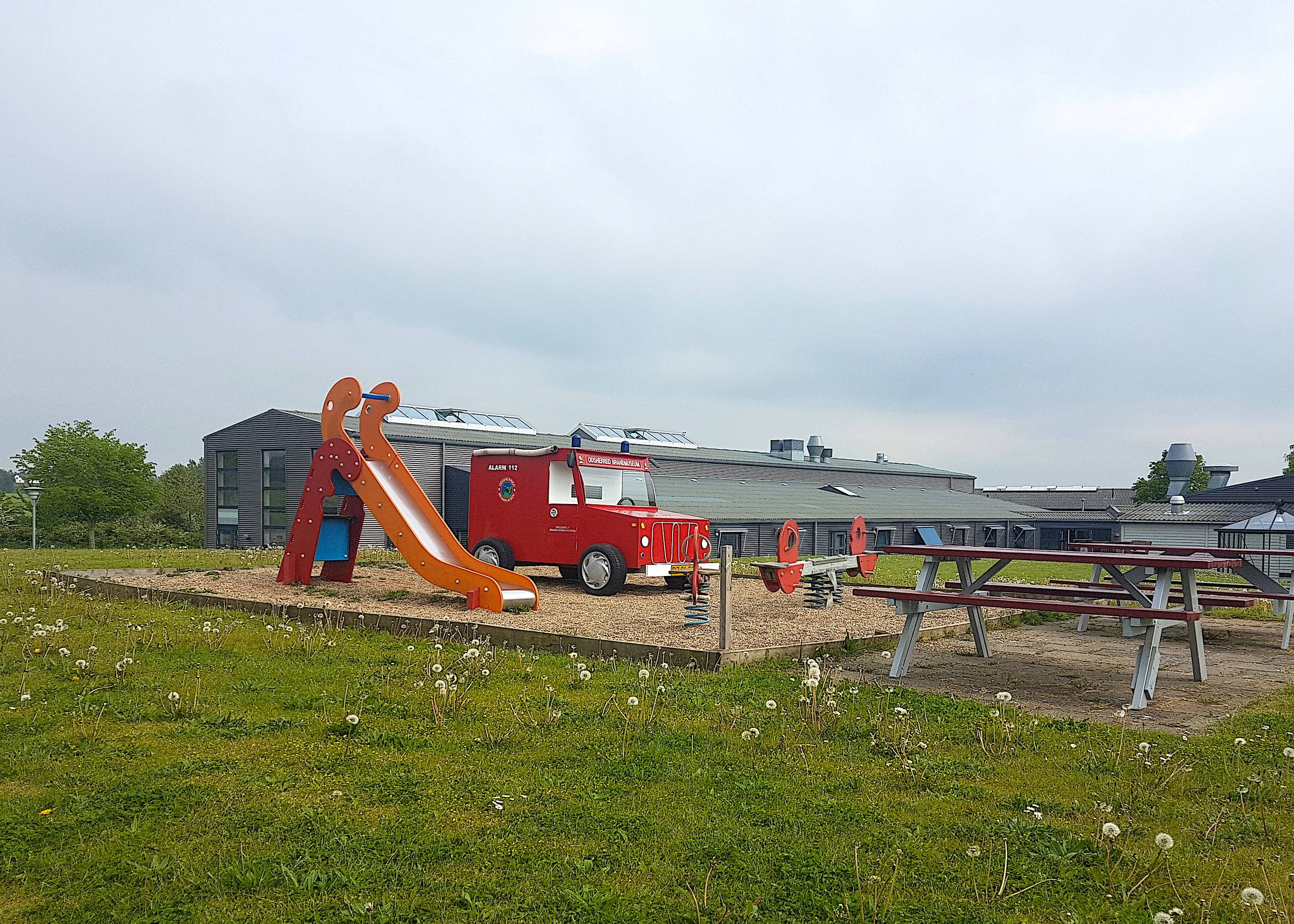 Spielplatz mit einem Klettergerüst in Form eines Feuerwehrautos