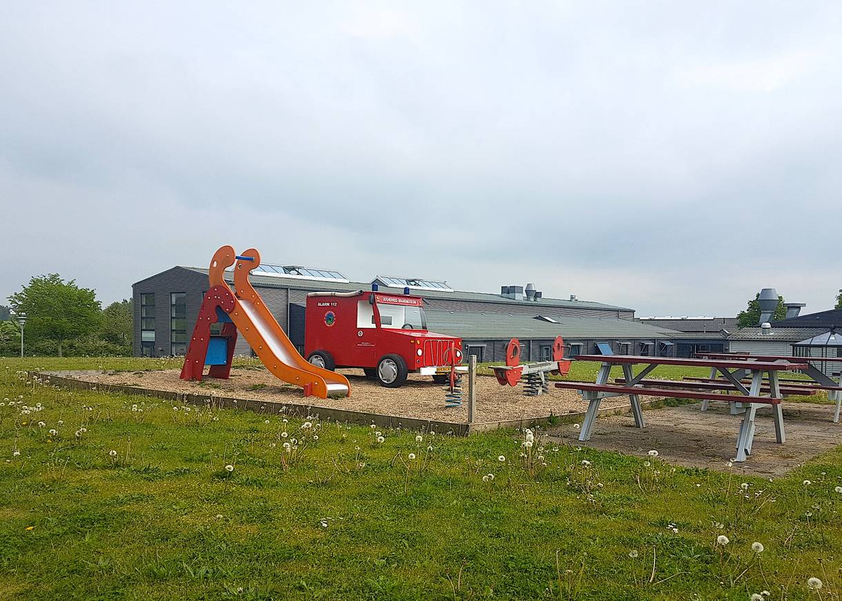 Spielplatz mit einem Klettergerüst in Form eines Feuerwehrautos