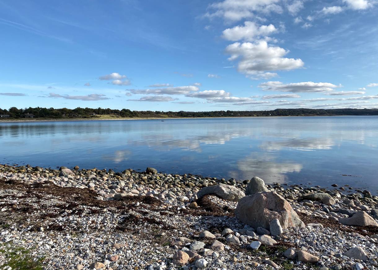 Steiniger Strand mit dicken Felsbrücken