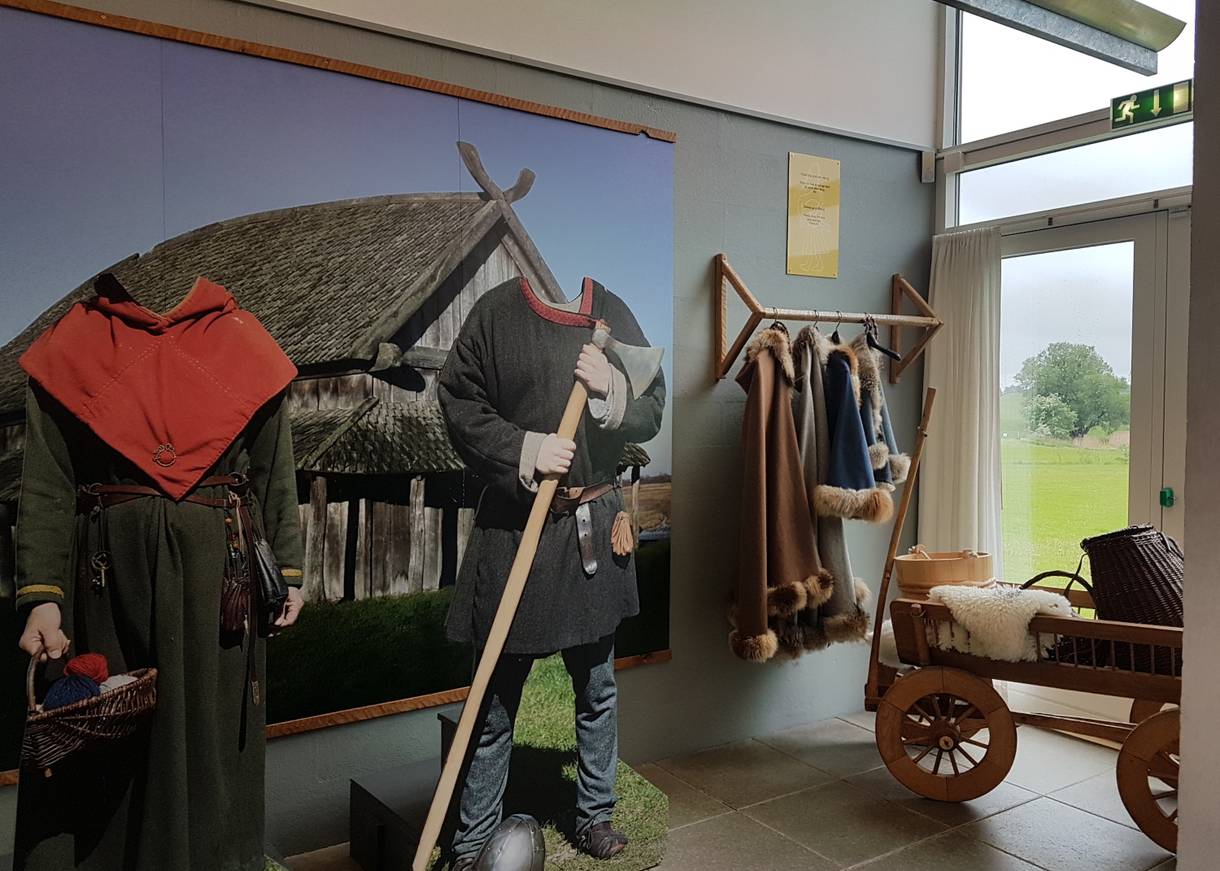 Austellungsstücke in einem Wikingermuseum