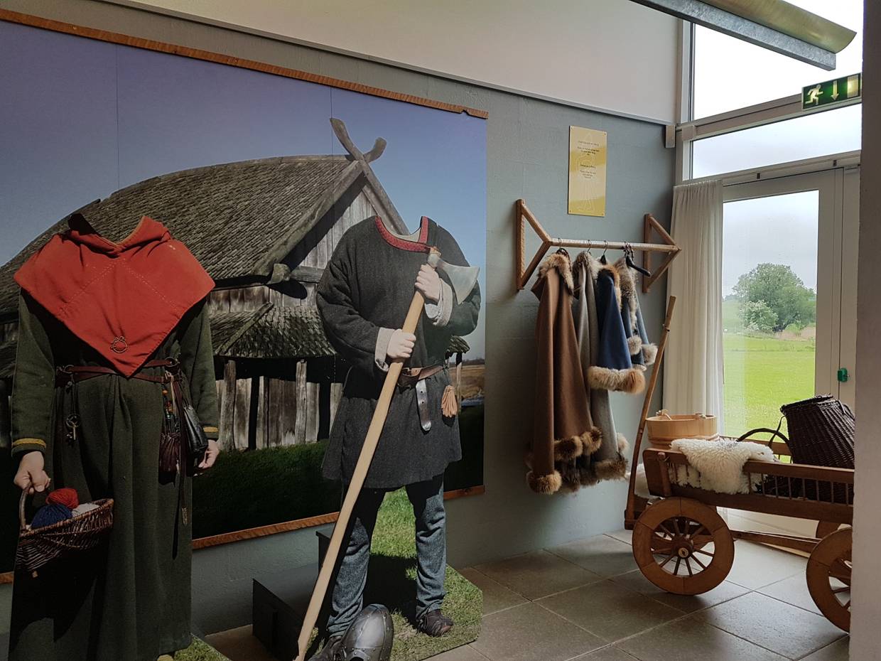 Austellungsstücke in einem Wikingermuseum